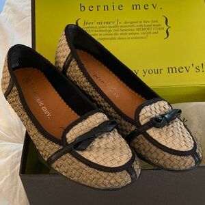 🆕 “BERNIE MEV” Women's Shimmery Woven Tan w/Black Trim Very Comfy DRIVING SHOES!